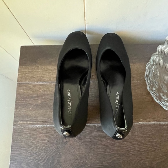 Donald Pliner Block Heels Size 7.5 M Black - Picture 9 of 11